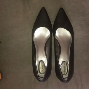 Trotters Black Kitten Heel Pump